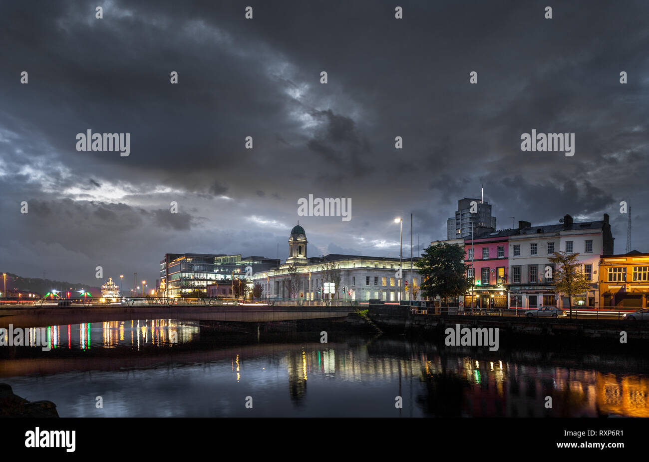 Cork, Irlanda. 14 ottobre, 2016 Un inizio di mattina vista del Municipio di Città di Cork la mattina presto. Foto Stock