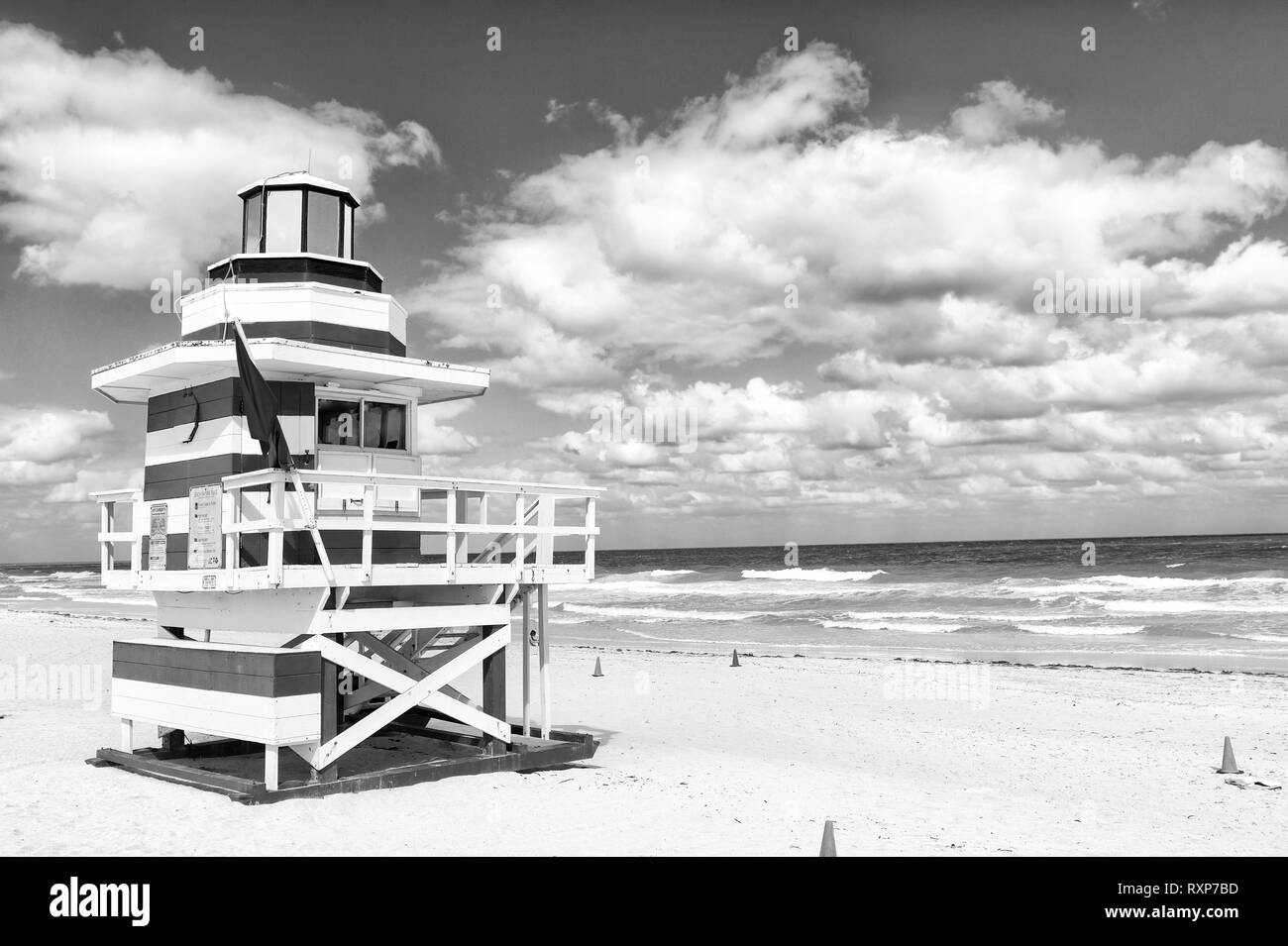 South Beach, Miami, Florida, bagnino casa in un colorato stile Art Deco su nuvoloso cielo blu e Oceano Atlantico in background, famosa in tutto il mondo percorso di viaggio Foto Stock
