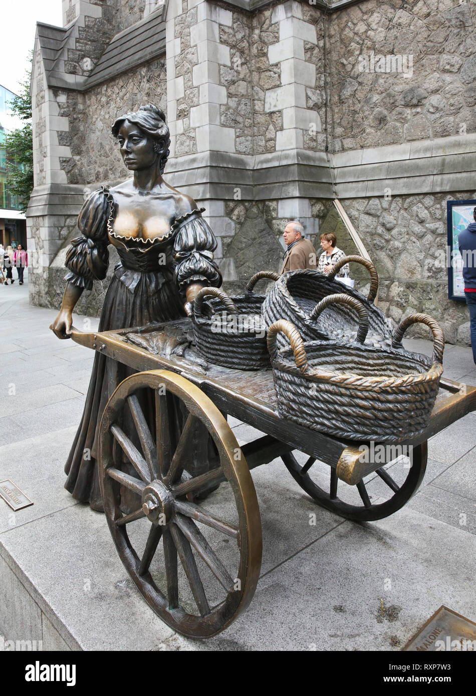 Statua di bronzo di Molly Malone progettato da Jeanne Rynhart ispirato da una canzone su un pescivendolo fictional che esercitava il suo commercio sulle strade di Dublino, Irlanda Foto Stock