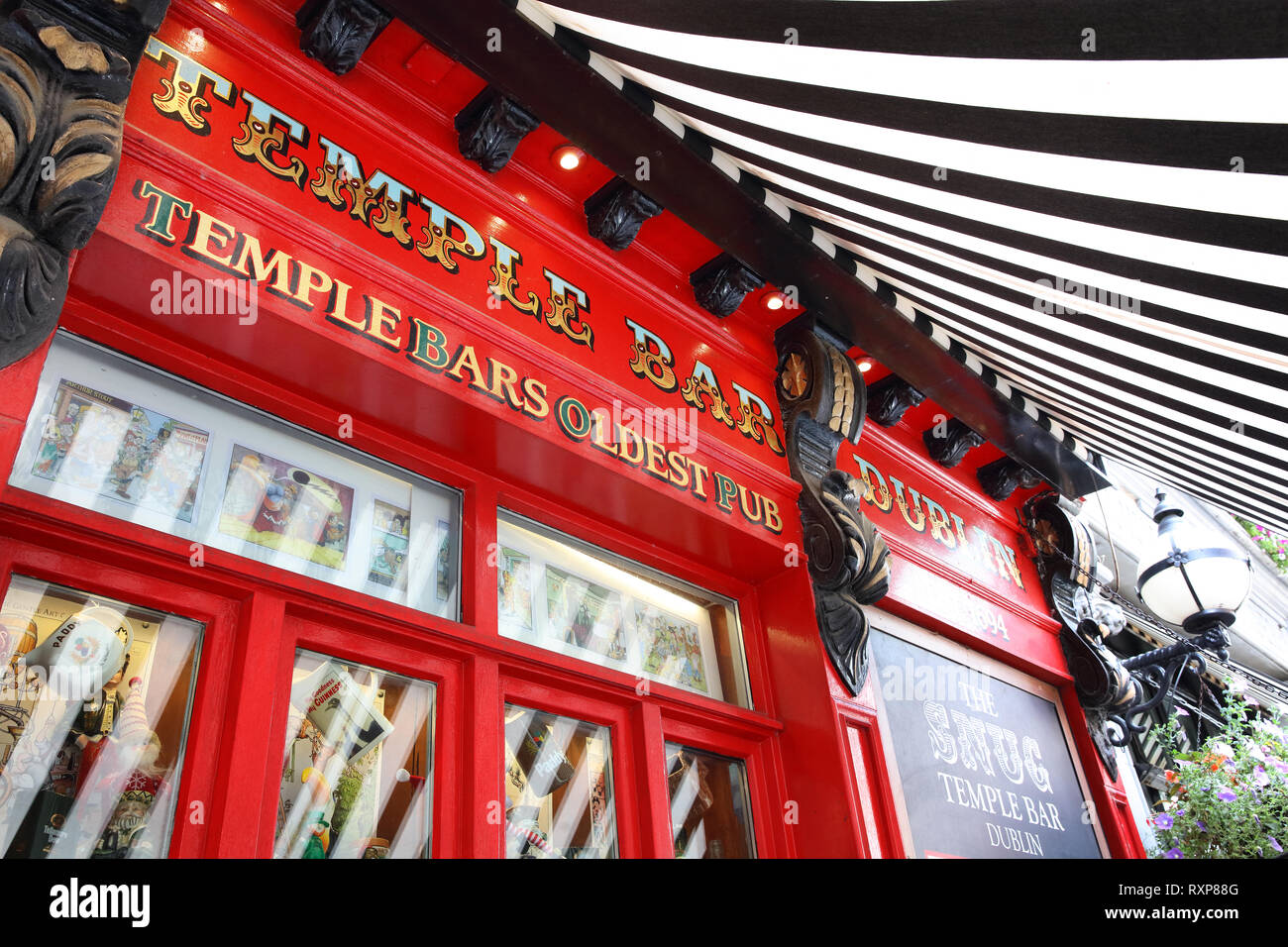 Facciata colorata di un pub nel quartiere di Temple Bar sulla riva sud del fiume Liffey, Dublino, Irlanda. Quasi tutti i pub del quartiere utilizzare 'Temple Bar" come parte del proprio nome aziendale Foto Stock