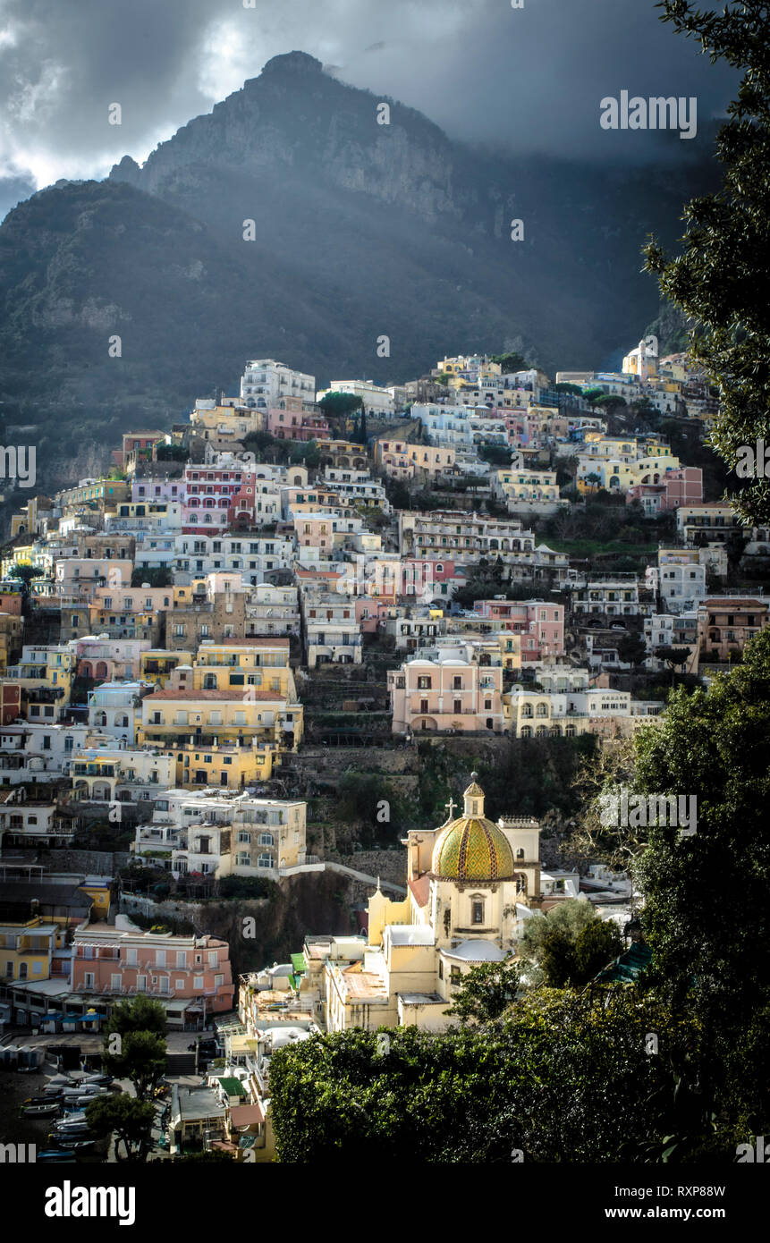 Positano nuvole raccolta Foto Stock