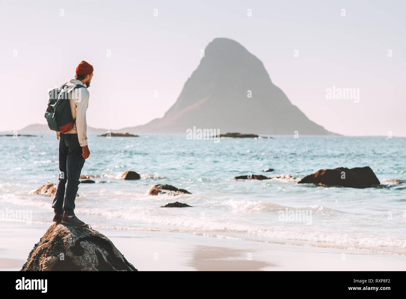 L'uomo tourist godendo il mare e la roccia vista sulla spiaggia estate in viaggio in Norvegia vacanze outdoor lifestyle viaggio avventura sfuggire la solitudine delle emozioni Foto Stock