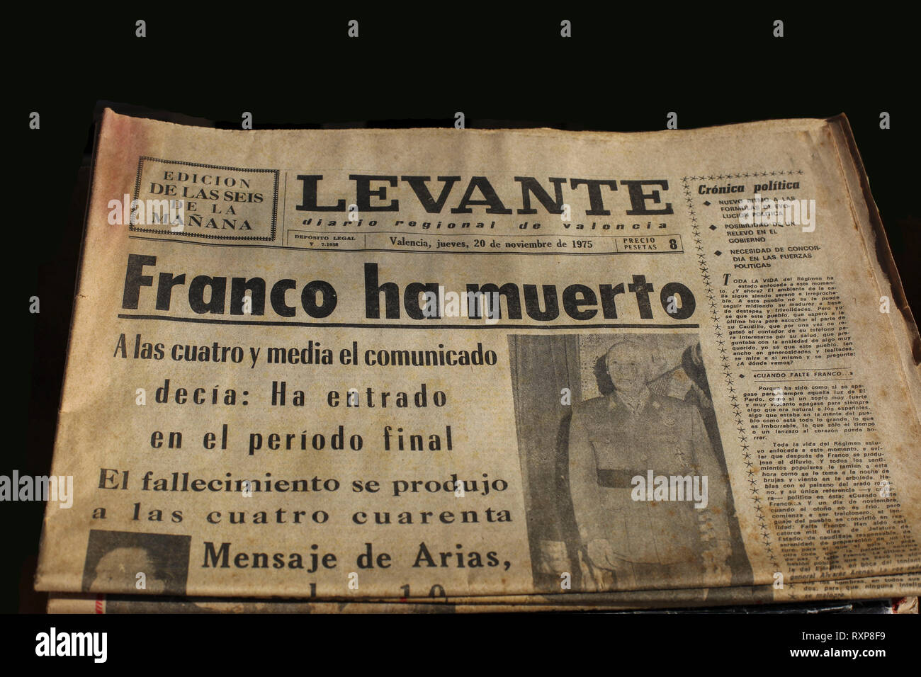 Il vecchio giornale spagnolo del 1975 con headline dicendo "Franco è morto". Dittatore Fascista Franco morì il 20 novembre 1975 dopo una dittatura a partire Foto Stock