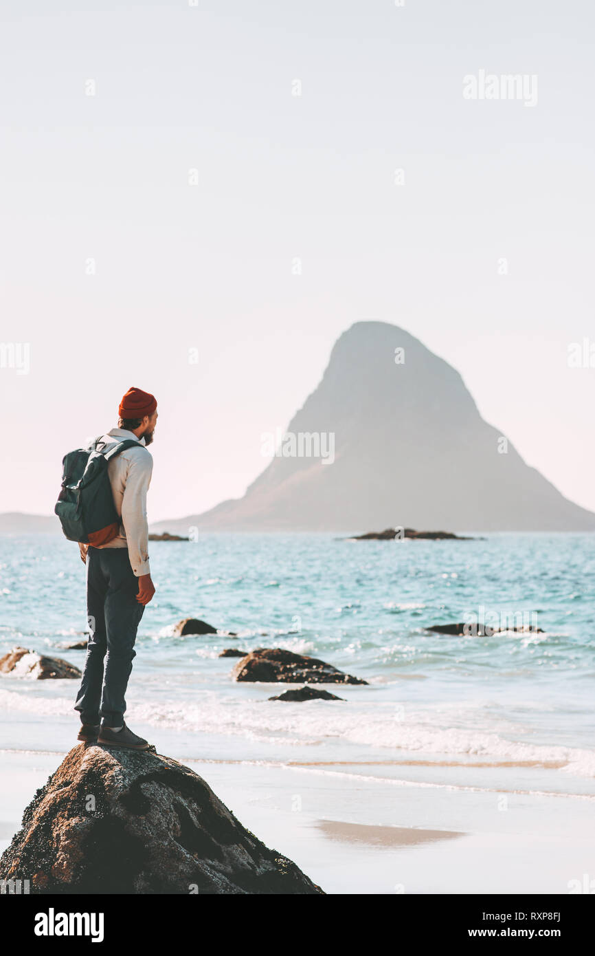 L'uomo vagare da solo gode di vista mare sulla spiaggia di viaggio in Norvegia vacanze attive outdoor lifestyle viaggio avventura sfuggire la solitudine delle emozioni Foto Stock