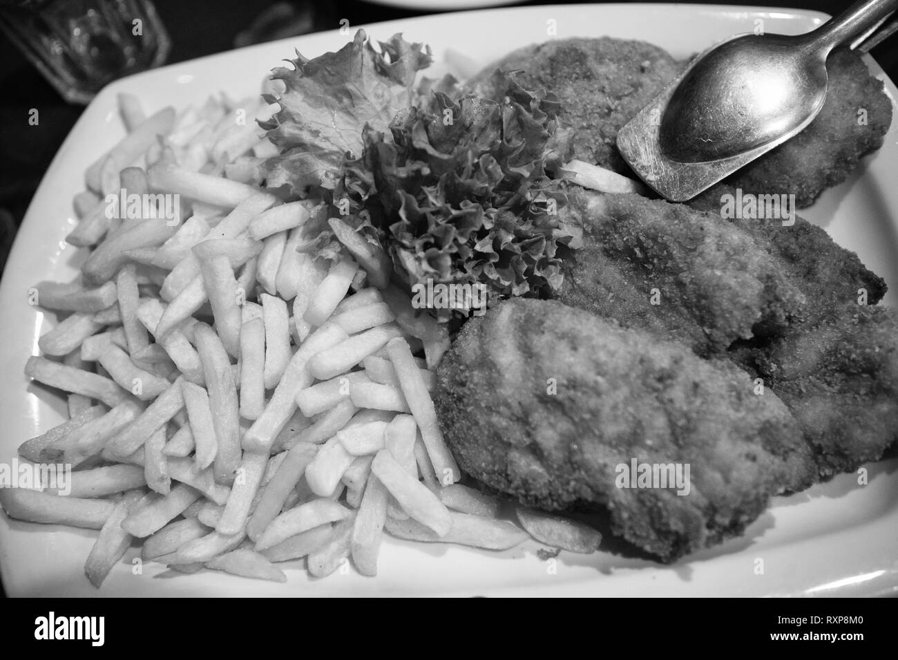 Il cibo. Patatine fritte e fritto di carne o pesce con verde insalata fresca foglie. ora di cena. Pranzo in ristorante. pranzo di affari. cibo sano e dieta. fame. Mangiare in cura. Foto Stock