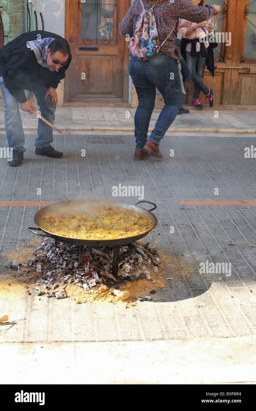 Persone paella di cottura sulla strada a Valencia durante il Fallas Festival, Valencia, Spagna Foto Stock