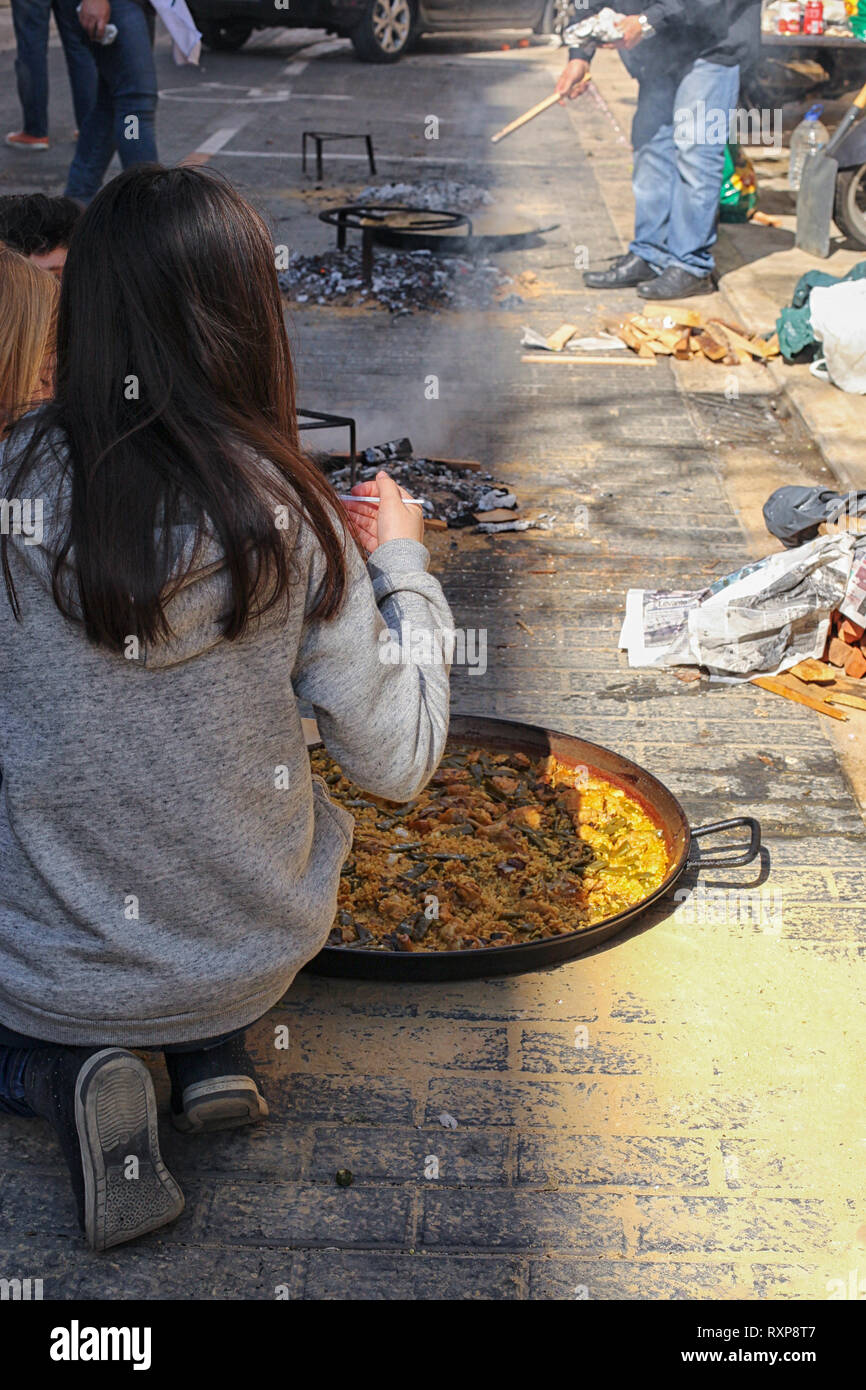 Bambini paella di cottura sulla strada a Valencia durante il Fallas Festival, Valencia, Spagna Foto Stock