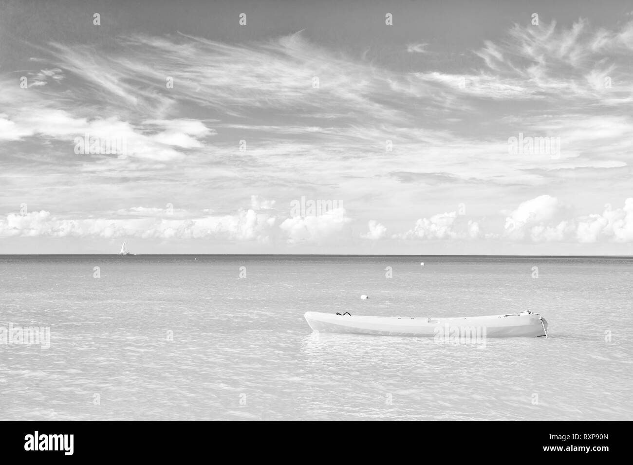 Vista brillante di esotica colorata bella spiaggia di Marina di Antigua St. Johns con uno wave runner su blu acqua e cielo con piccole nuvole nel tempo soleggiato outdoor su sfondo naturale, orizzontale Foto Stock