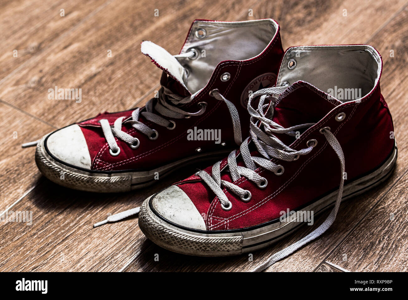 Red sneakers Converse Foto Stock
