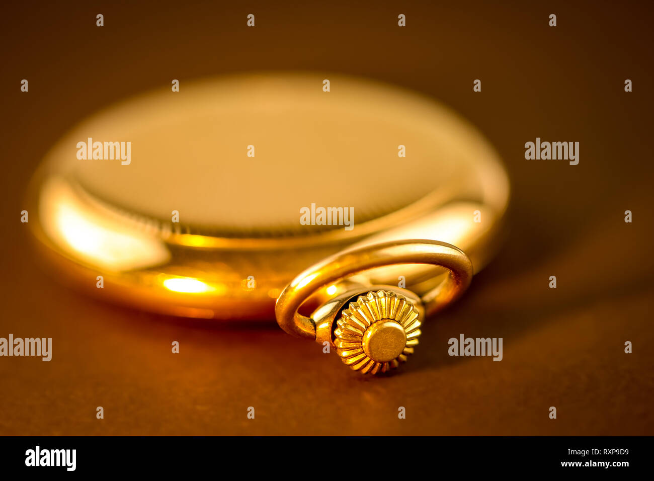 Golden pocket watch closeup dettaglio ruota girevole Foto Stock