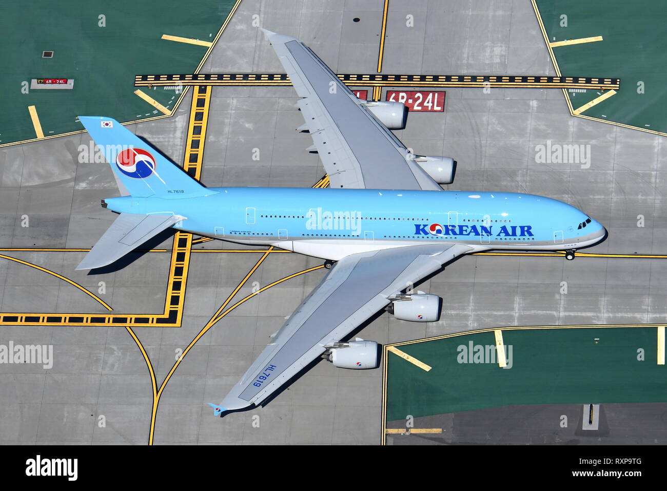 KOREAN AIR Airbus A380-800 SUPERJUMBO HL7619 TAXI PER LA PARTENZA A LAX - LOS ANGELES AEROPORTO INTERNTIONAL. Foto Stock