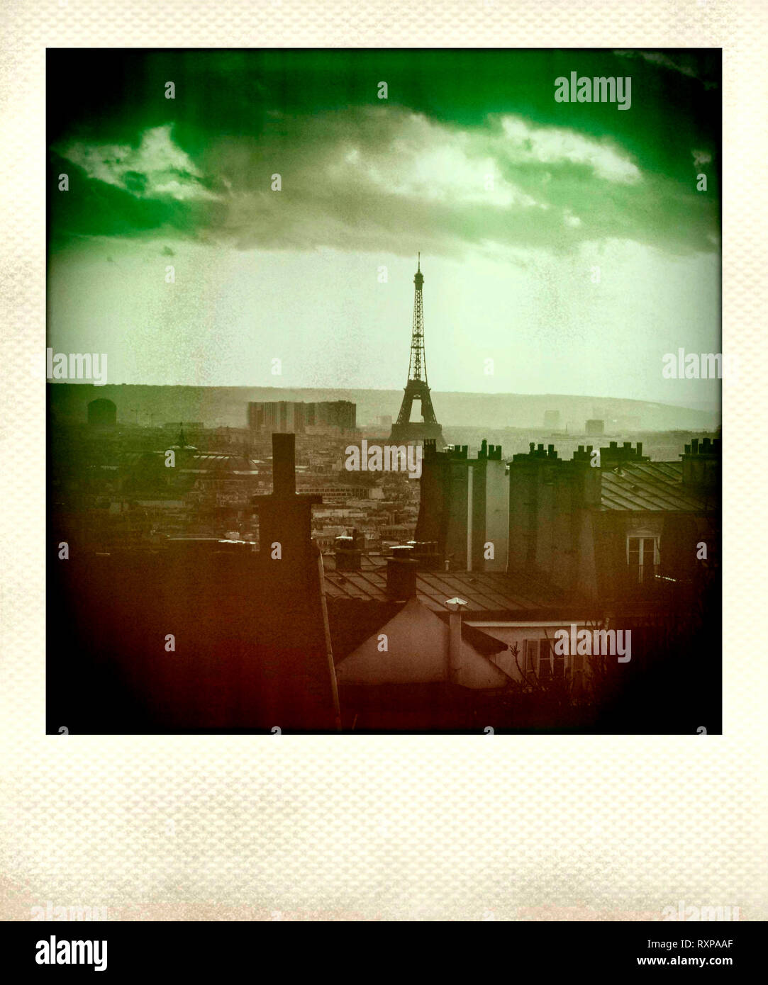Effetto Polaroid, Cityscape con la Torre Eiffel a Parigi, Francia Foto Stock