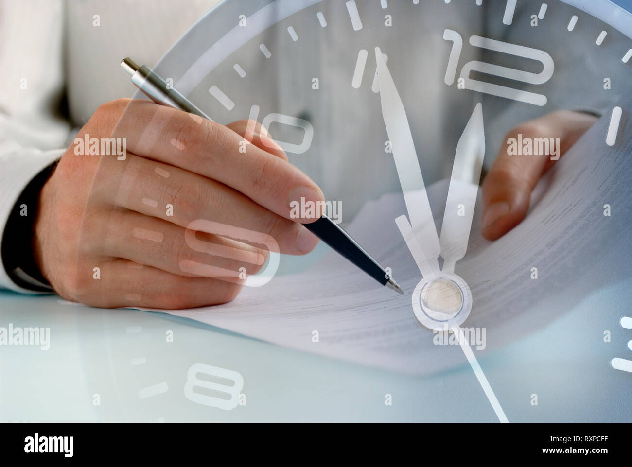 Imprenditore al lavoro per una scadenza sulla documentazione in una immagine concettuale sovrapposte il quadrante di un orologio che mostra da cinque a dodici Foto Stock