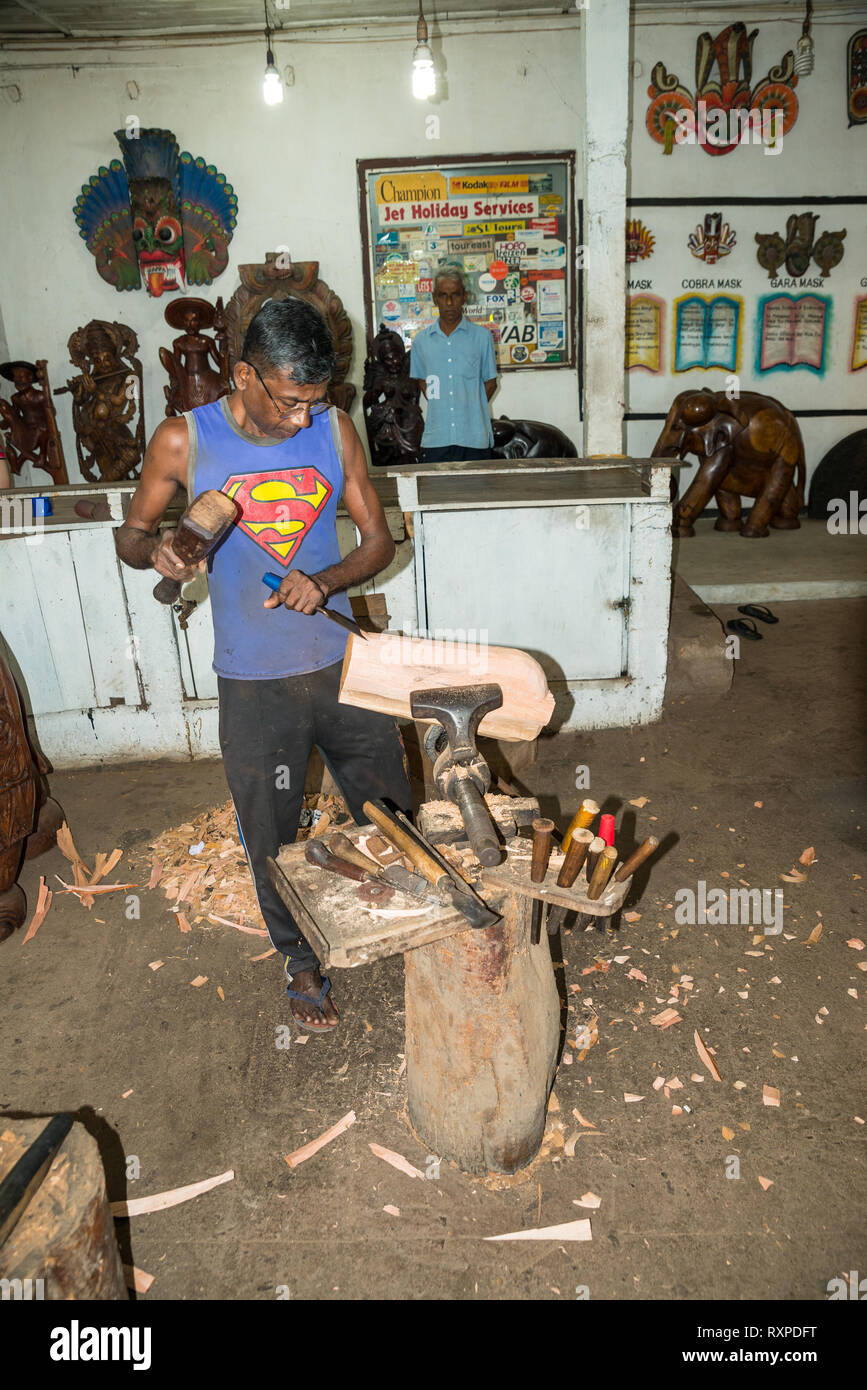 Statue scolpite in legno a un workshop in Polonnaruwa, Sri Lanka, Asia Foto Stock