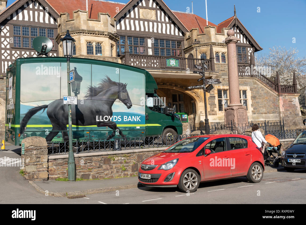 Lynton, Devon, Inghilterra, Regno Unito. Marzo 2019. Banca di Lloyds mobile branch parcheggiata fuori il Lynton Town Hall. Foto Stock