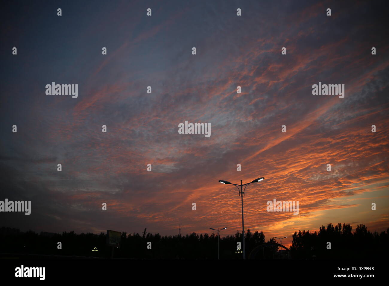 Cielo di tramonto sopra la città di Liao Cheng, Provincia di Shandong, Cina Foto Stock