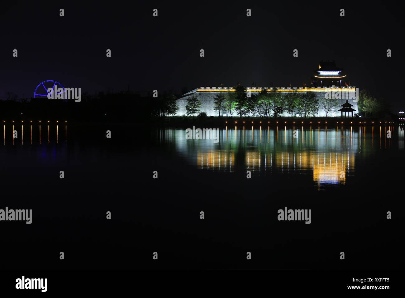 Dongchang Lago di notte, Liaocheng Città, Provincia dello Shandong, Cina. Foto Stock