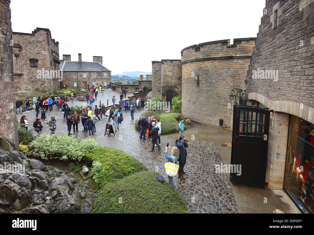 Reparto superiore del Castello di Edimburgo che abbraccia la Scottish National War Memorial (sinistra), Foog's Gate (centro) e i serbatoi (a destra). Edimburgo, Scozia Foto Stock