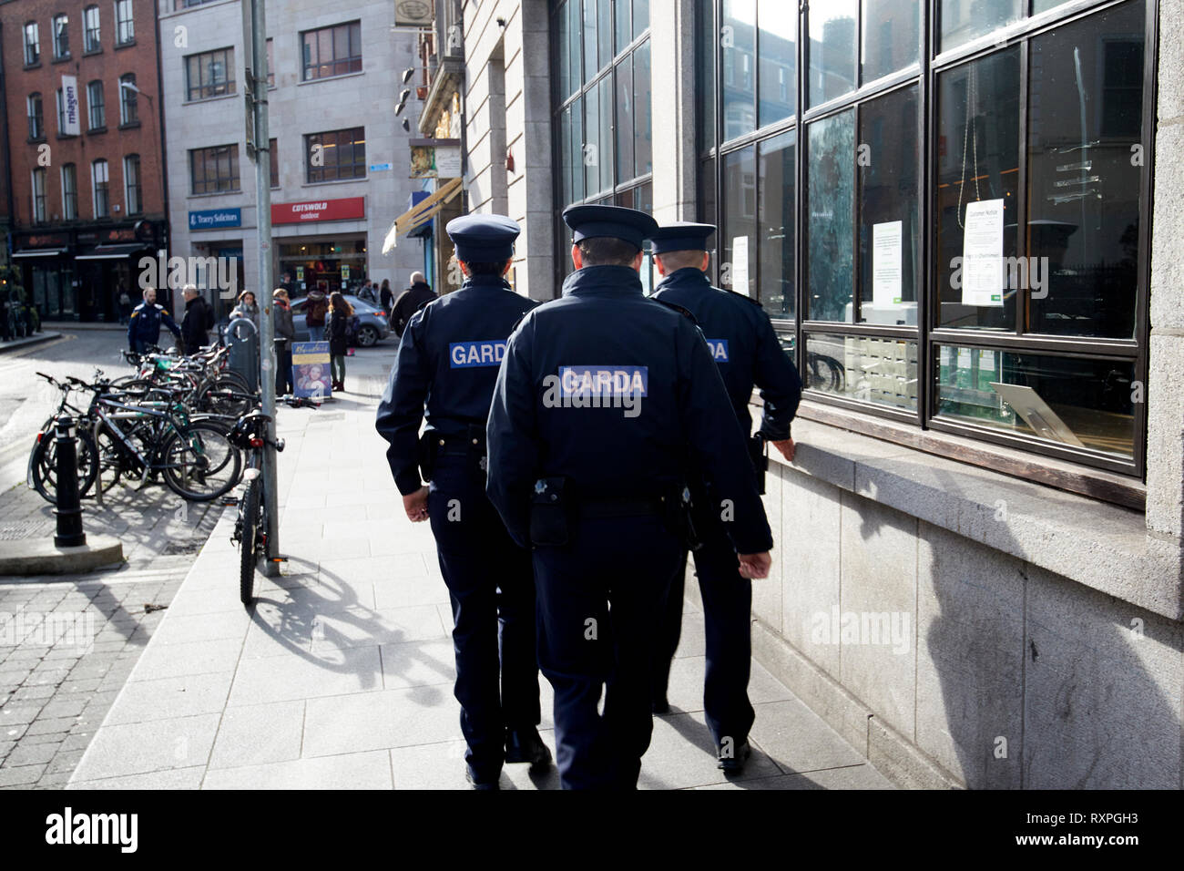 Tre ufficiali di garda una femmina due maschio a piedi pattugliamento nell area di Temple Bar di Dublino Repubblica di Irlanda europa Foto Stock