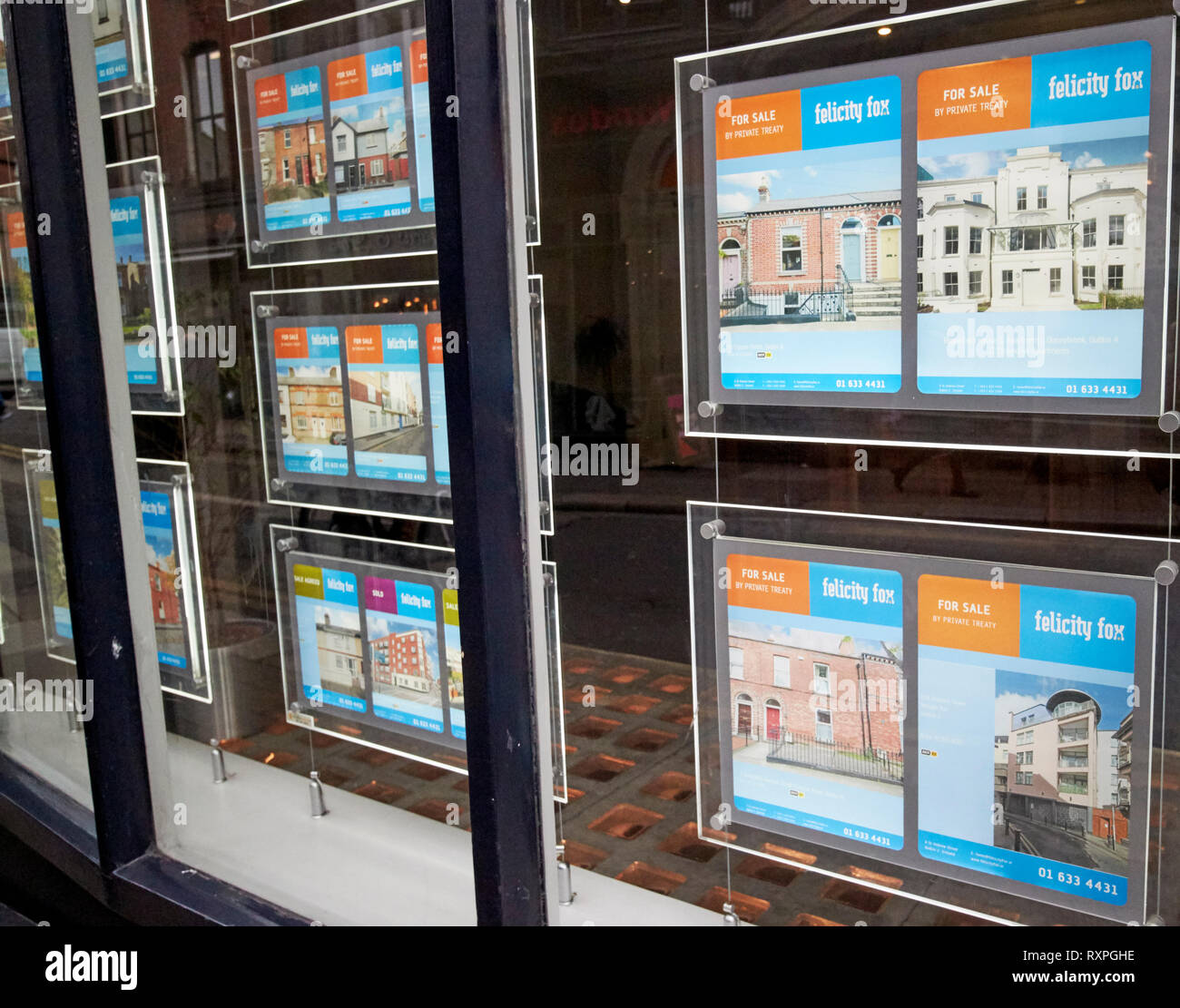 Proprietà in vendita nella finestra di un banditori agenzia immobiliare nel centro di Dublino Repubblica di Irlanda europa Foto Stock