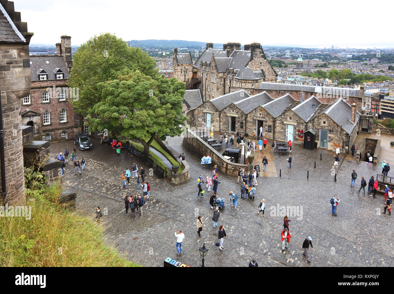 Reparto centrale del castello di Edimburgo che abbraccia l'Ospedale Militare (sinistra), Monte Mulini di batteria (al centro della schiena) e l'Carshed/cafe (al centro a destra). Edimburgo, Scozia Foto Stock