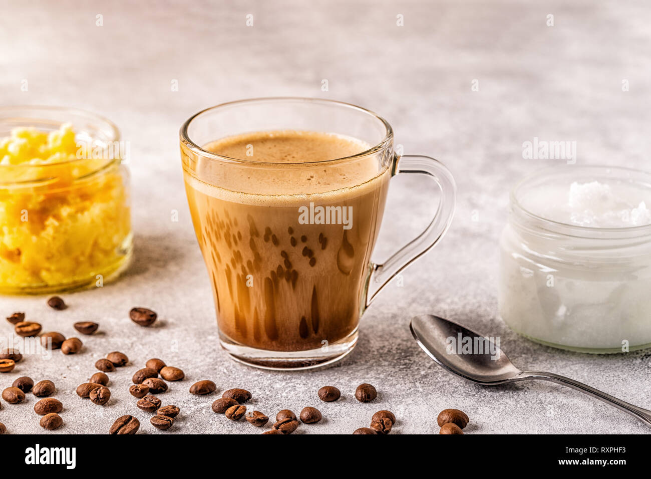 Caffè miscela con il ghee burro e MCT olio di noce di cocco, paleo, cheto, ketogenic bere prima colazione. Foto Stock