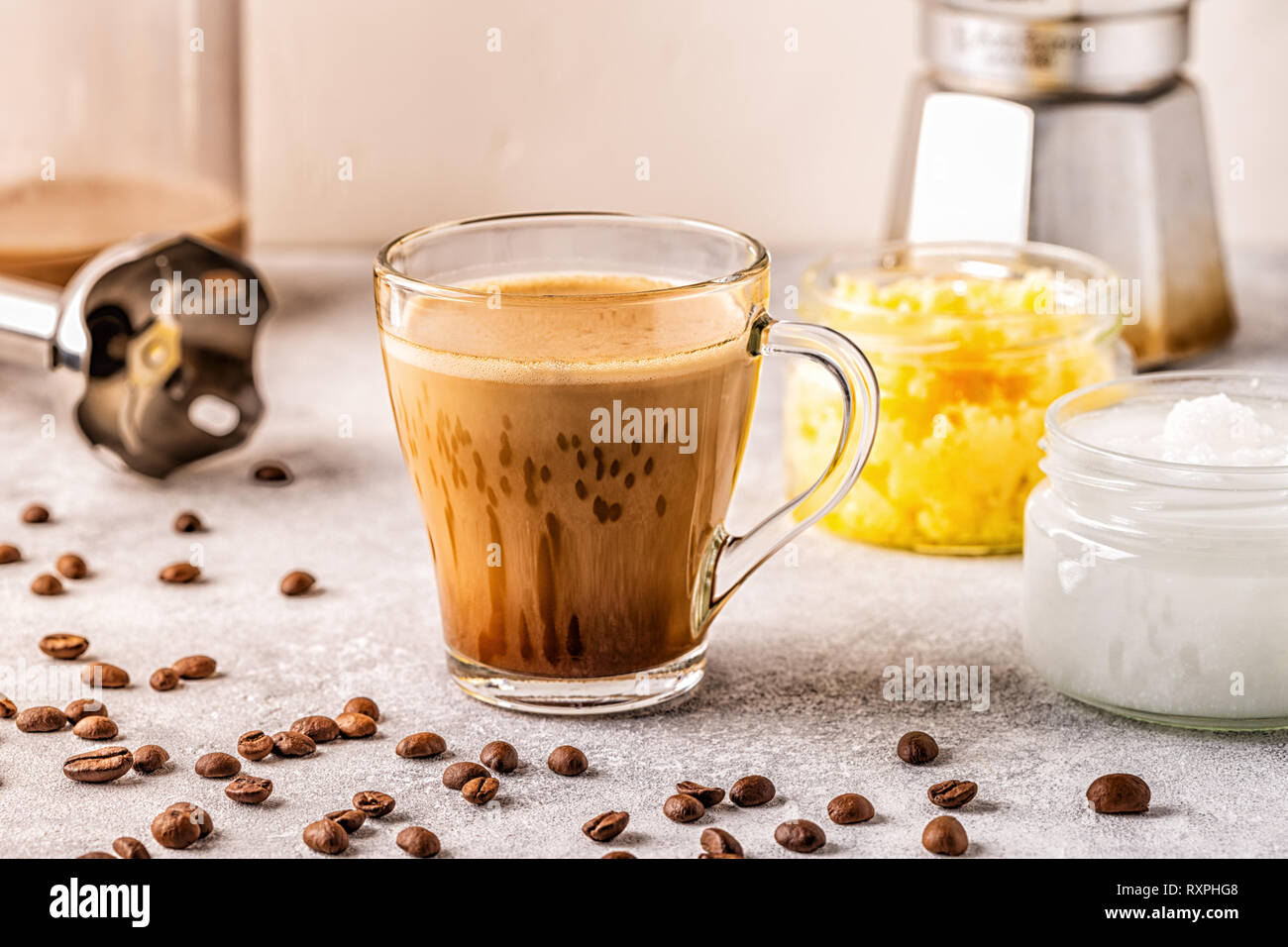 Caffè miscela con il ghee burro e MCT olio di noce di cocco, paleo, cheto, ketogenic bere prima colazione. Foto Stock