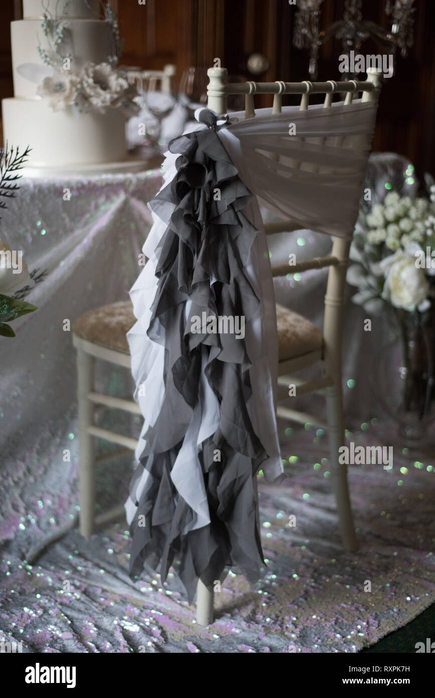 Un Inverno A Tema Gotico Decorato Da Fiaba Di Tabella Per Un Matrimonio Cristalli Di Ghiaccio E Rose Bianche Foto Stock Alamy