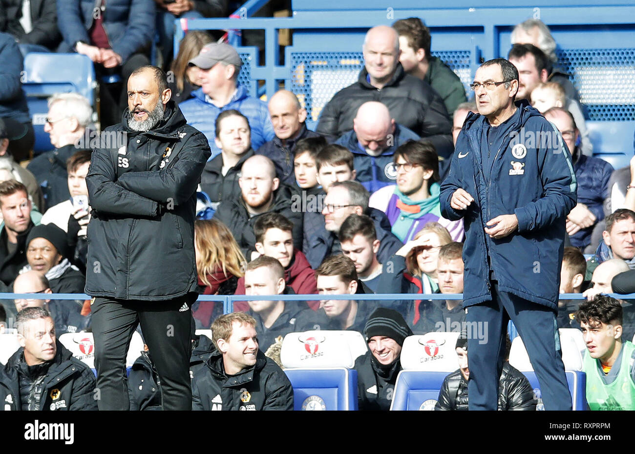 Wolverhampton Wanderers manager Nuno Espirito Santo (sinistra) e Chelsea manager Maurizio Sarri guarda match azione dal perimetro durante il match di Premier League a Stamford Bridge, Londra. Foto Stock