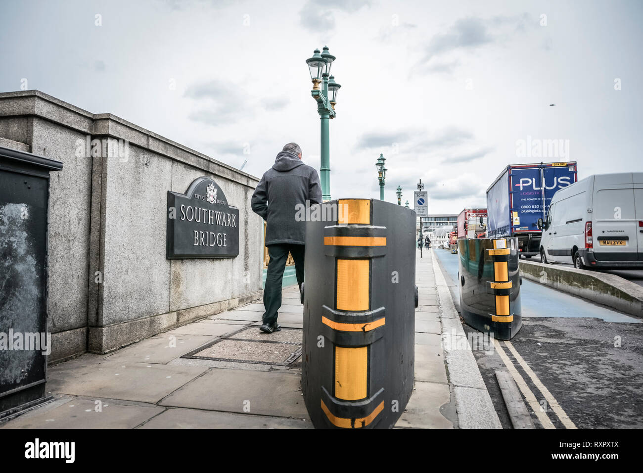 Anti-terrorismo le barriere sul ponte di Southwark, Londra, Regno Unito Foto Stock