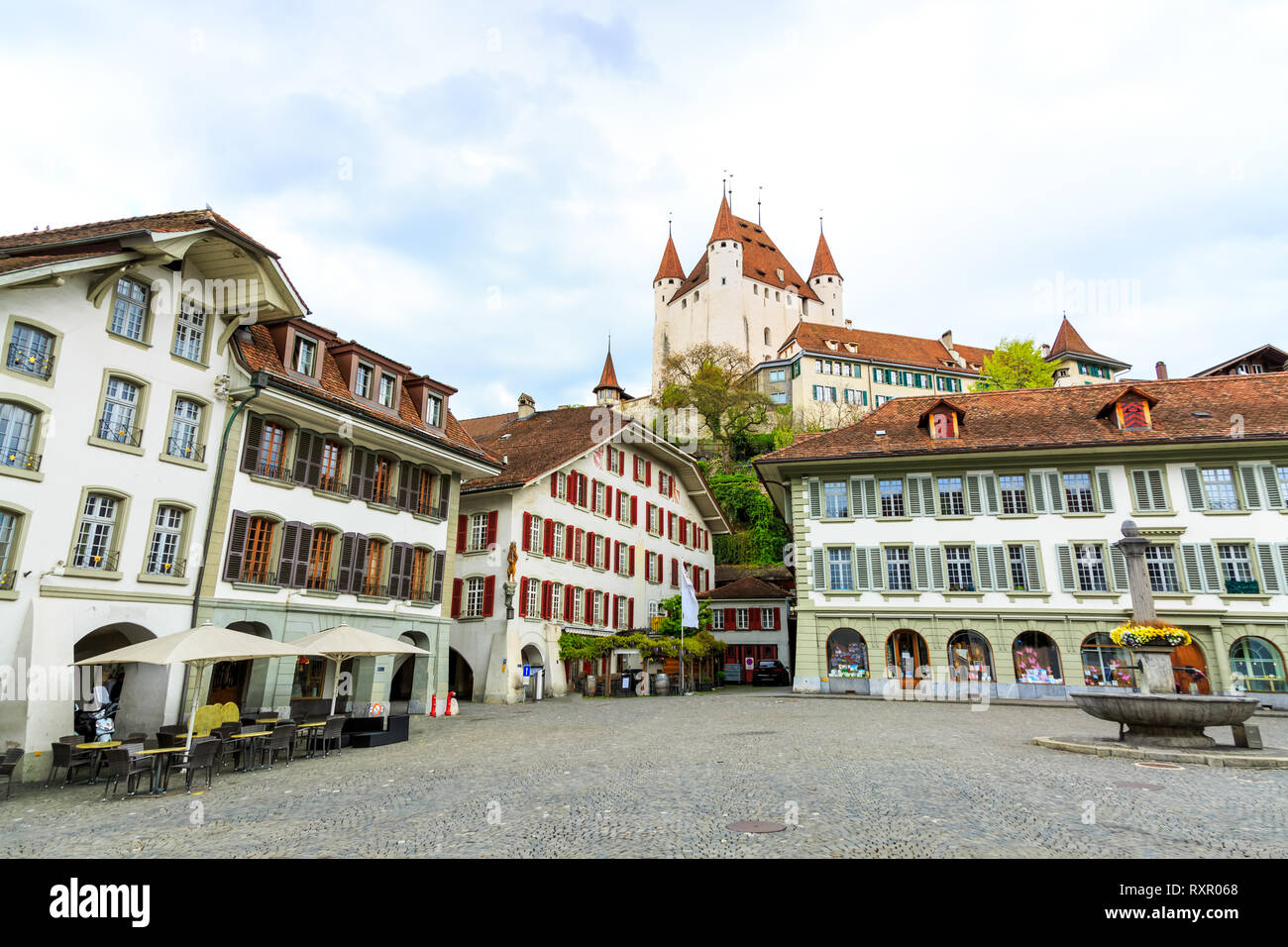 Piazza della Città Vecchia nella città di Thun nel Canton Berna, Svizzera Foto Stock