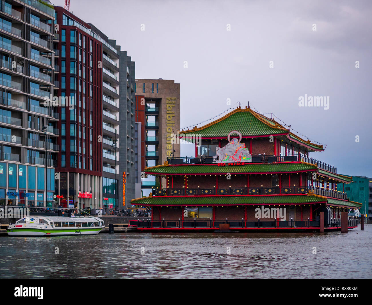 Amsterdam, Paesi Bassi - 26 agosto 2018: Cityscape di Amsterdam con Chinease ristorante nel canale Foto Stock