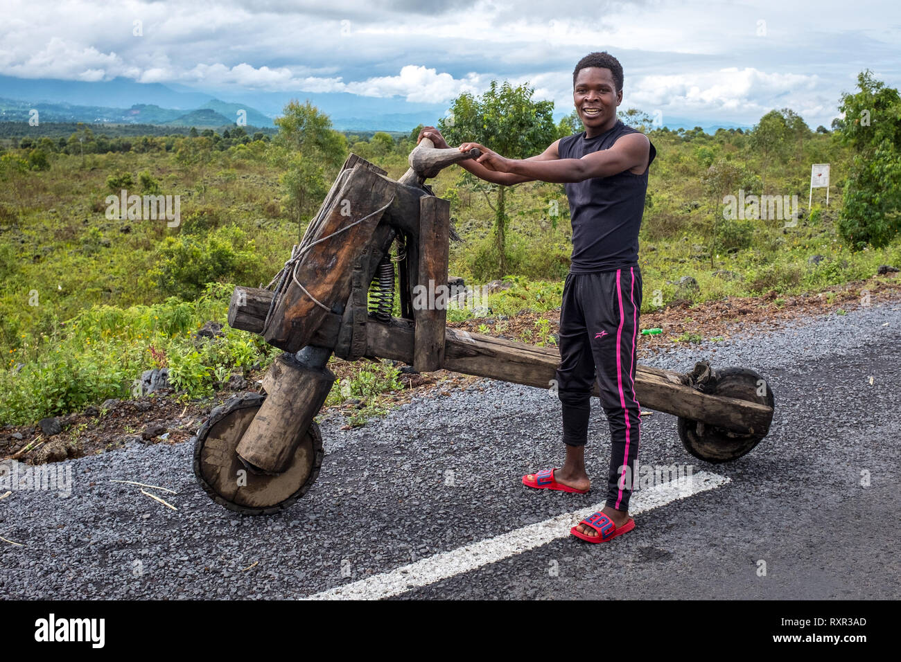 Un uomo pone con la sua bicicletta in legno o chukudo per Goma nella Repubblica democratica del Congo Foto Stock