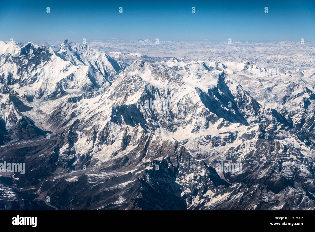 Vista aerea del Snow capped Himalaya montagna in Nepal da un piano su una soleggiata giornata invernale Foto Stock