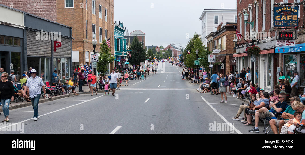 Rockland, Maine, Stati Uniti d'America - 5 Agosto 2018: la gente inizia a lungo le strade di Rockland Maine a godere l'annuale festival di aragosta parade. Foto Stock