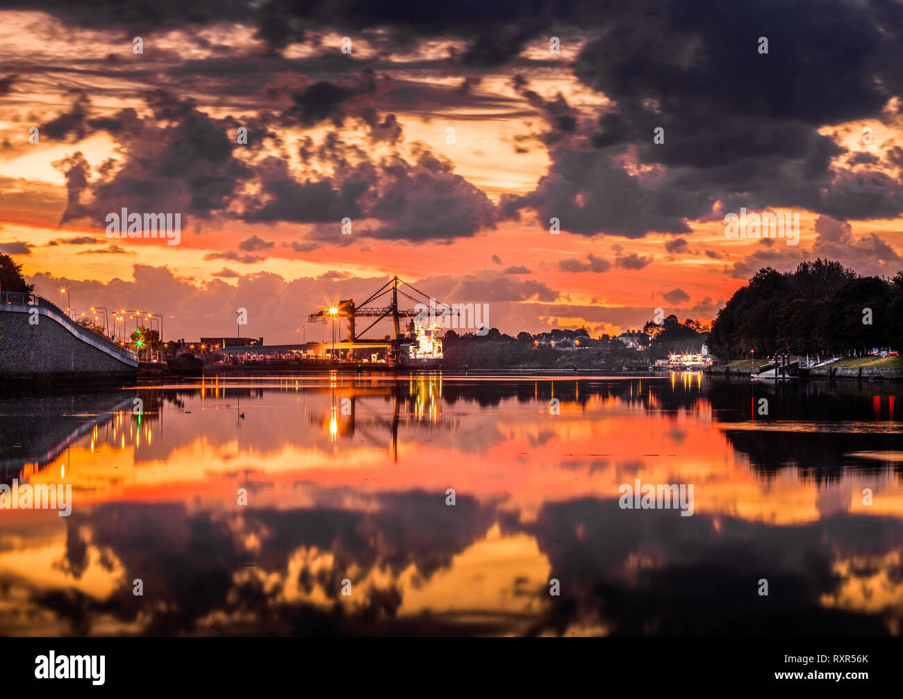 La città di Cork, Cork, Irlanda. 07 ottobre, 2016. Una splendida mattina come nave Lisa offload a Tivoli Dock prima di Sunrise Foto Stock