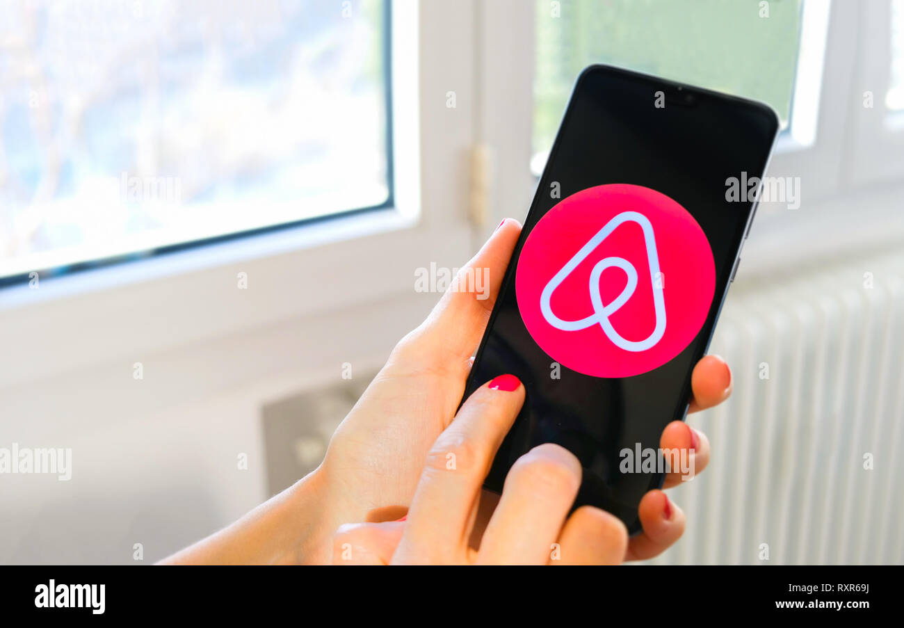 AirBnb app di viaggio icona mano smartphone Foto Stock