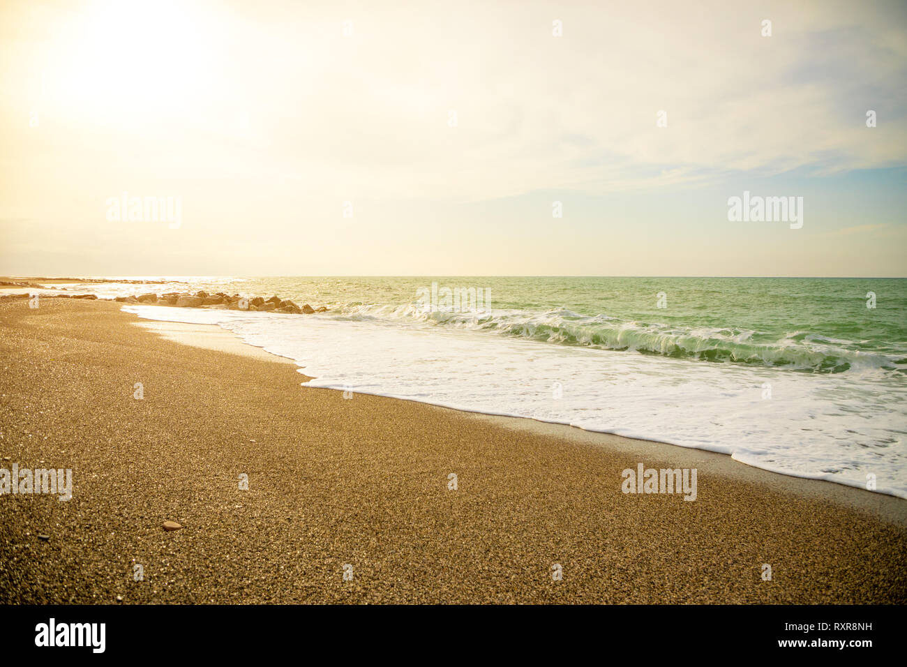 Vista sul mare dalla spiaggia di Capo d'Orlando con le sue spiagge sulla costa nord della Sicilia, Italia Foto Stock