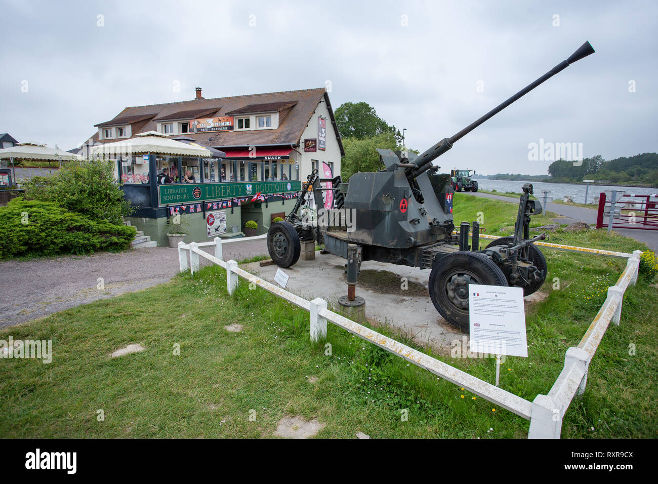 Bofors 40 mm gun vicino ponte Pegasus, Benouville, Normandia, Francia Foto Stock