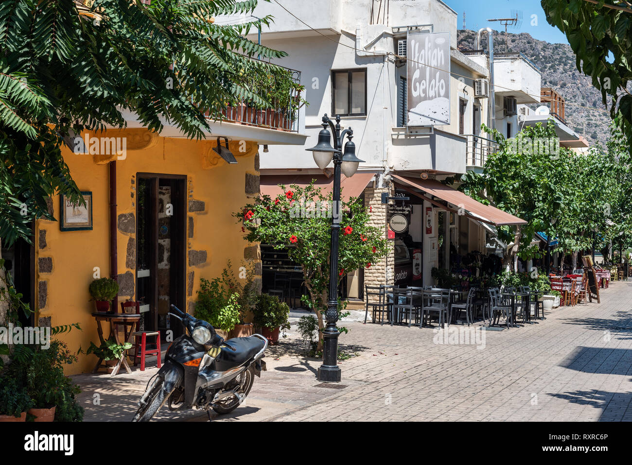 Palaiochora, GRECIA - AGOSTO 2018: Tradizionale architettura greca bianca con pareti bianche e finestre blu. Foto Stock