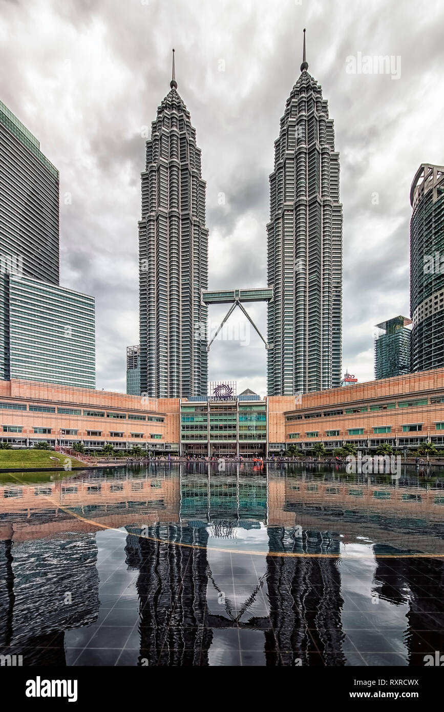 Petronas Twin Towers nel quartiere KLCC Kuala Lumpur Foto Stock