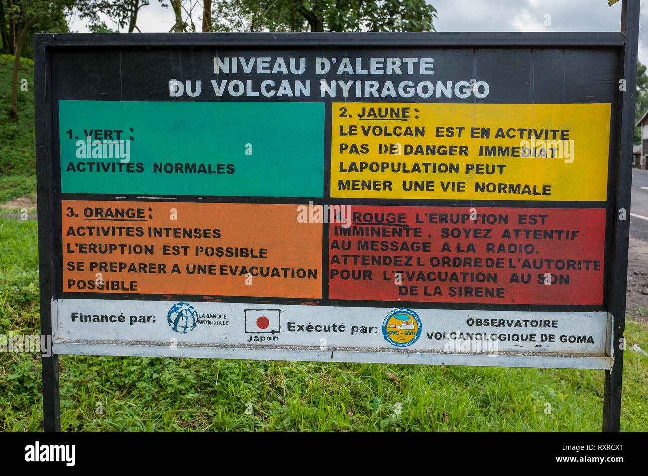 Eruzione del vulcano segno di avvertimento sul vulcano Nyiragongo, Repubblica Democratica del Congo Foto Stock