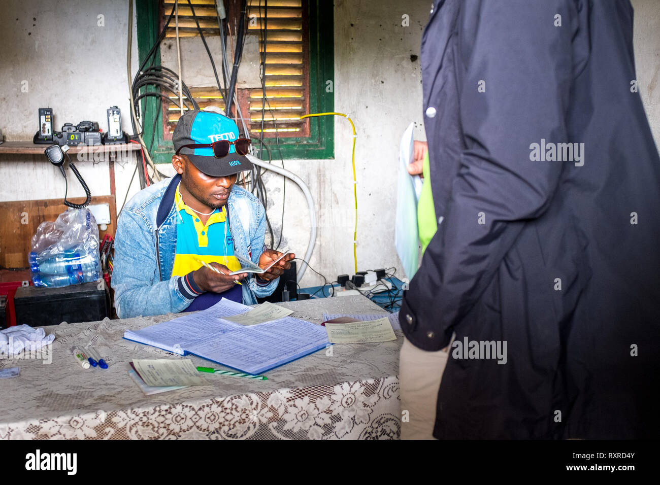 Registrazione alla scalata del vulcano Nyiragongo, Repubblica Democratica del Congo Foto Stock