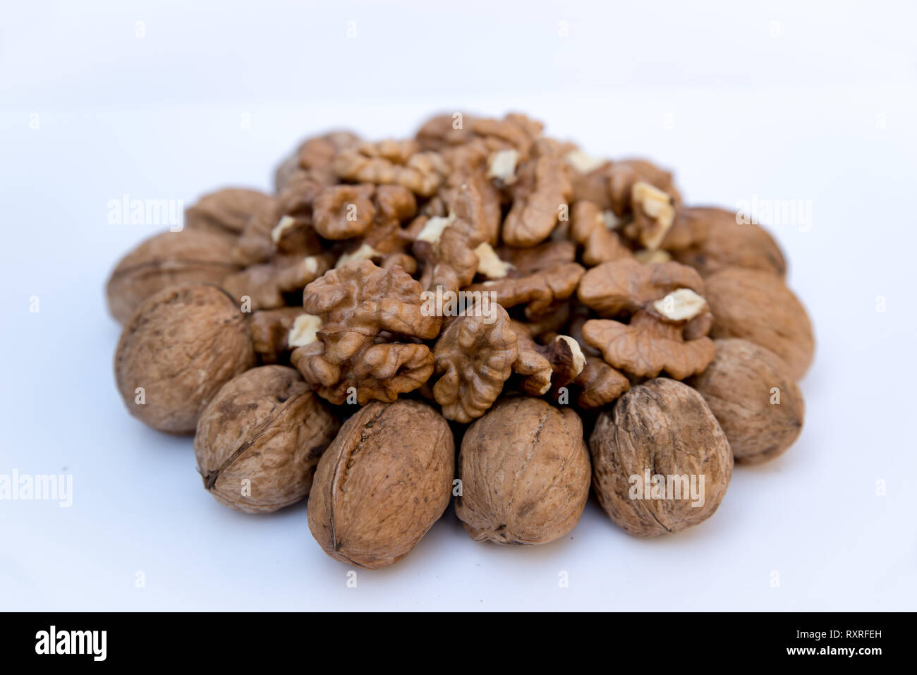 Le noci intere e i dadi. Foto Stock