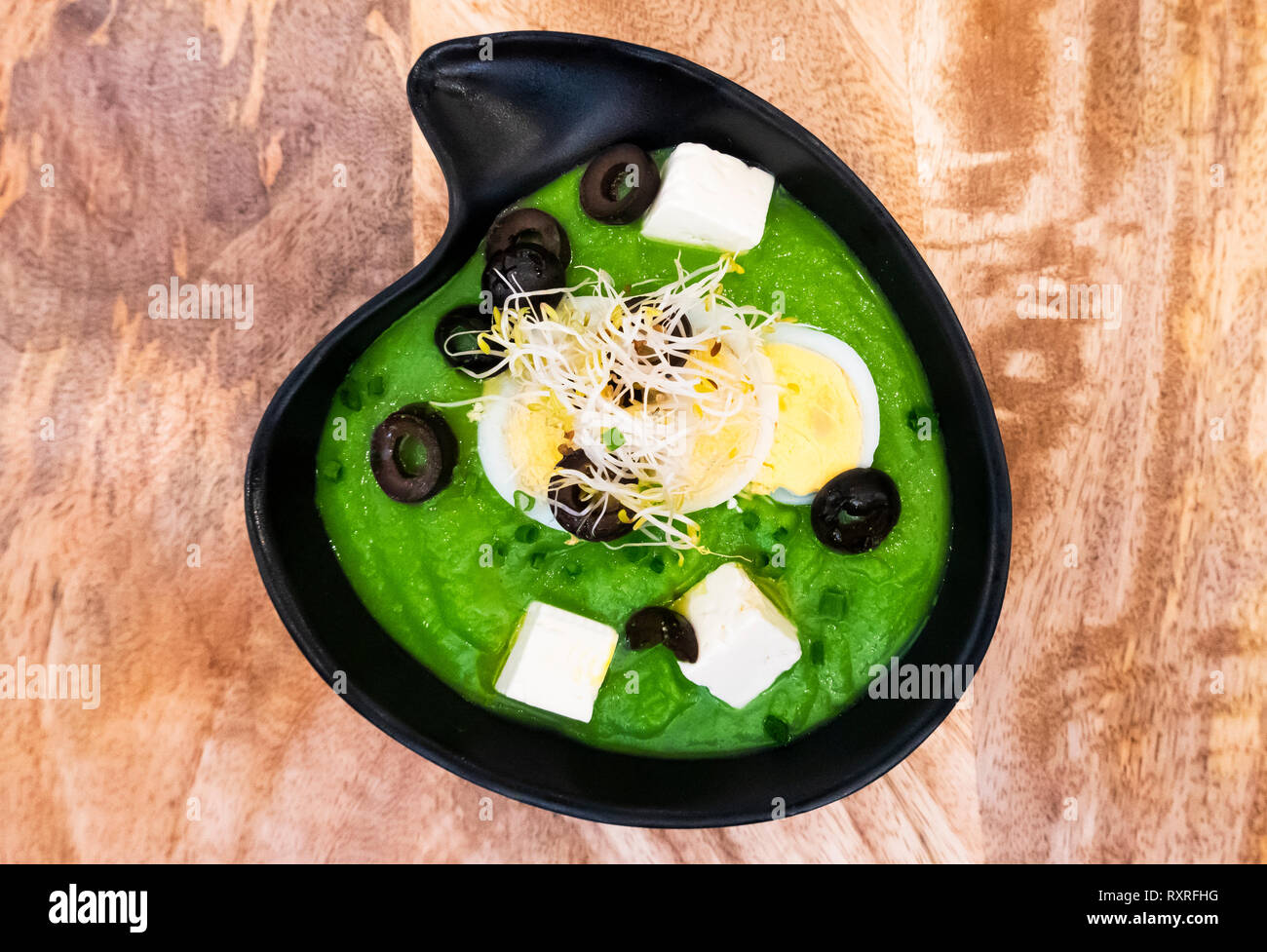 Salmorejo manzana rucola, una fredda apple e la zuppa di rucola con uovo, il formaggio e le olive nere al Duo tapas di Siviglia Foto Stock