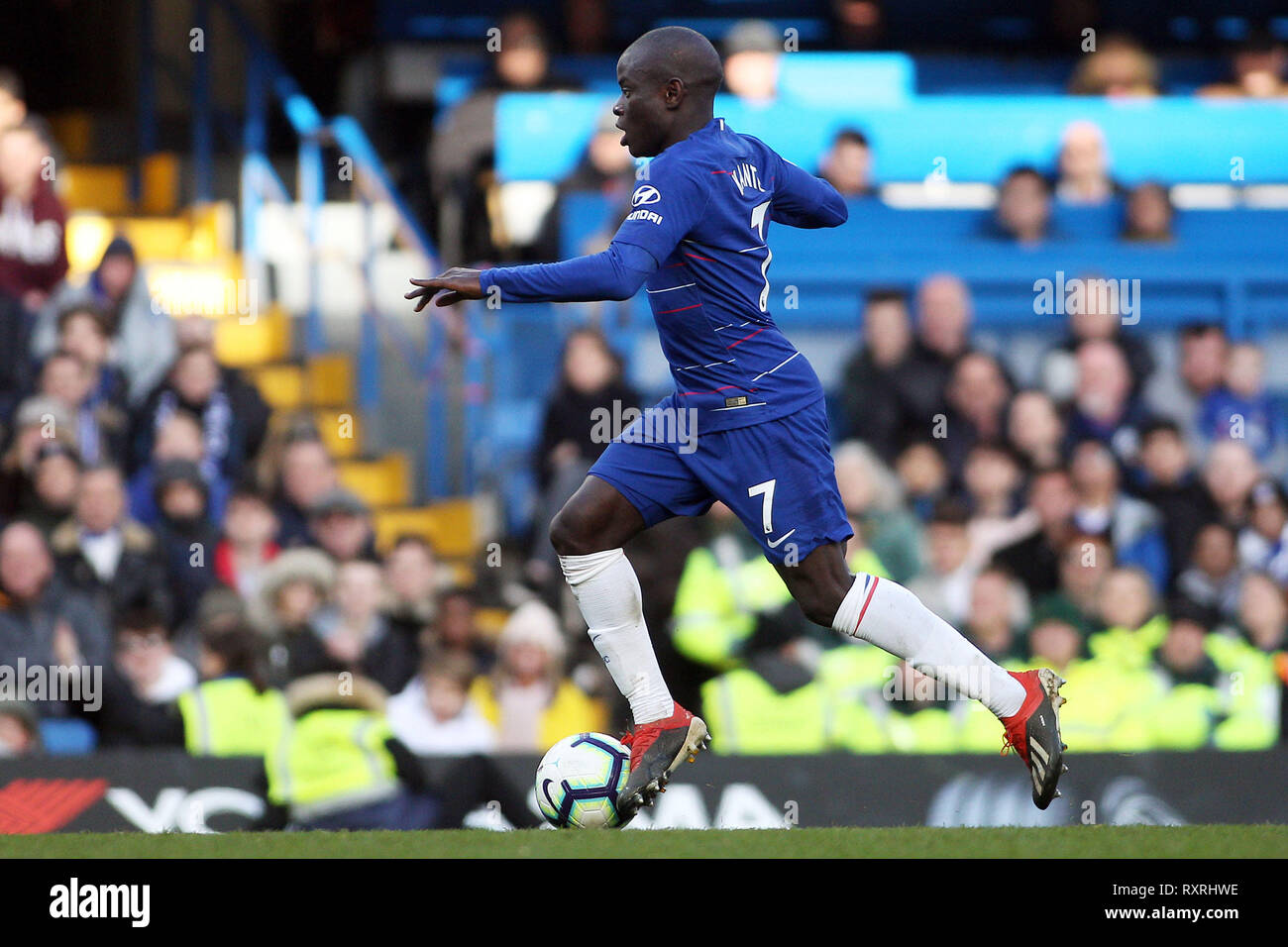 Londra, Regno Unito. 10 mar 2019. N'Golo Kante di Chelsea in azione. Premier League, Chelsea v Wolverhampton Wanderers a Stamford Bridge di Londra domenica 10 marzo 2019. Questa immagine può essere utilizzata solo per scopi editoriali. Solo uso editoriale, è richiesta una licenza per uso commerciale. Nessun uso in scommesse, giochi o un singolo giocatore/club/league pubblicazioni. pic da Steffan Bowen/ Andrew Orchard fotografia sportiva/Alamy Live news Foto Stock