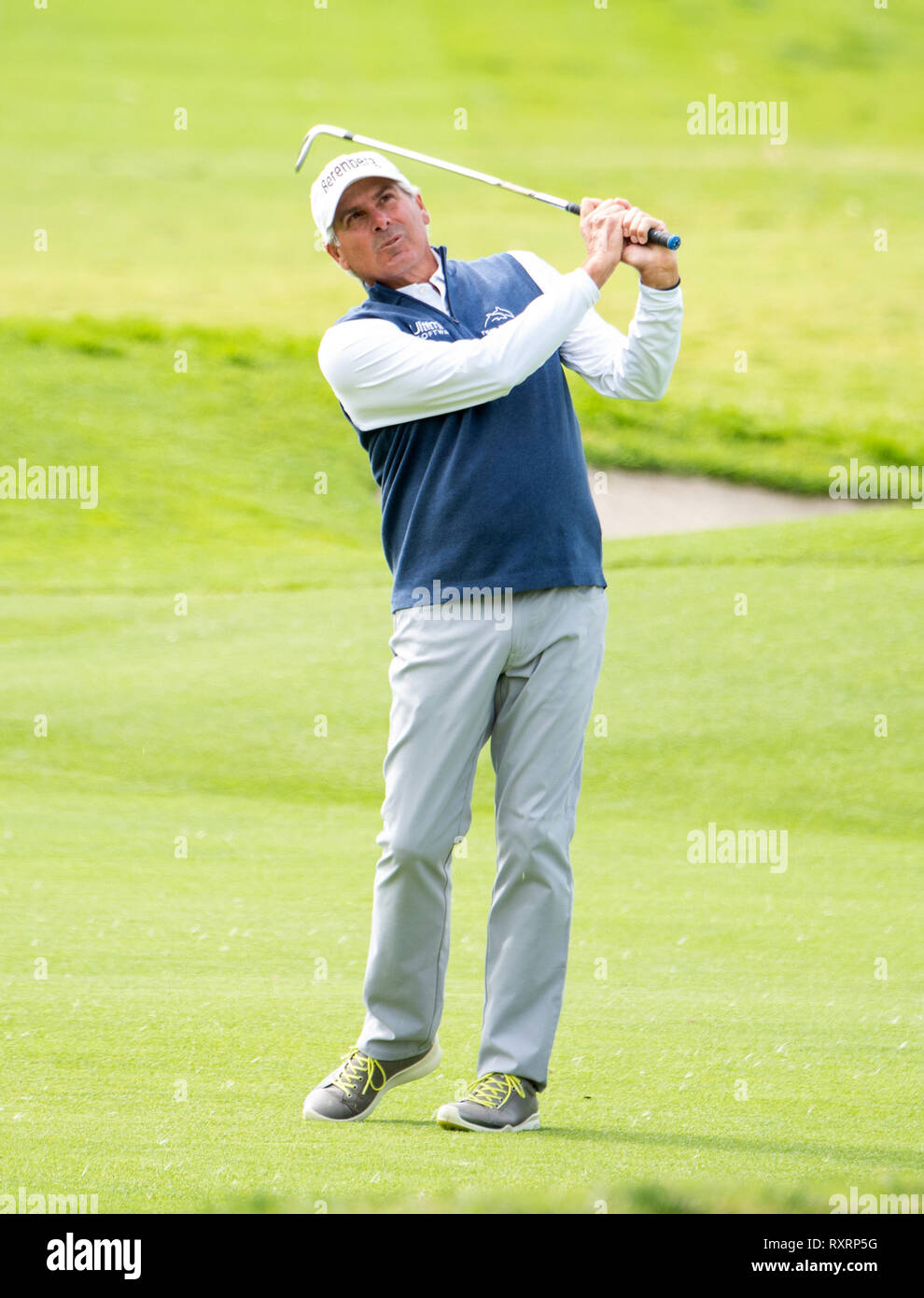 Newport Beach, California, Stati Uniti d'America. Decimo Mar, 2019. Fred le coppie colpisce il suo secondo colpo al primo foro durante il round finale di Hoag Classic presso il Newport Beach Country Club in Newport Beach, in California, il 10 marzo 2019. Credito: Doug Gifford/ZUMA filo/Alamy Live News Foto Stock