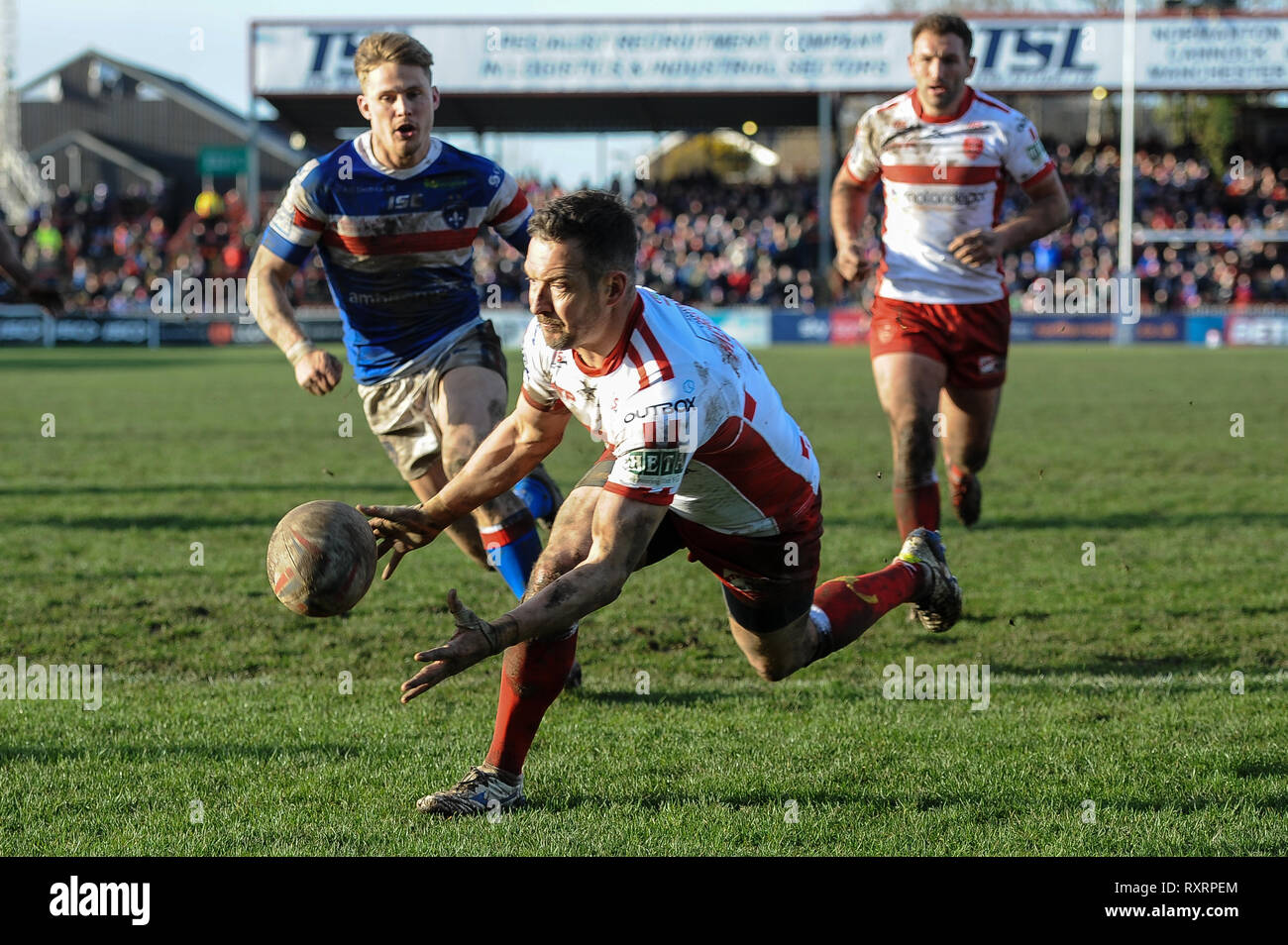 Wakefield, Regno Unito. Il 10 marzo 2019. Razzo Mobile Stadium, Wakefield, Inghilterra; Rugby League Betfred Super League, Wakefield Trinity vs Hull Kingston Rovers; Danny McGuire cancella la sfera dalla sua linea di provare. Credito: Dean Williams/Alamy Live News Foto Stock