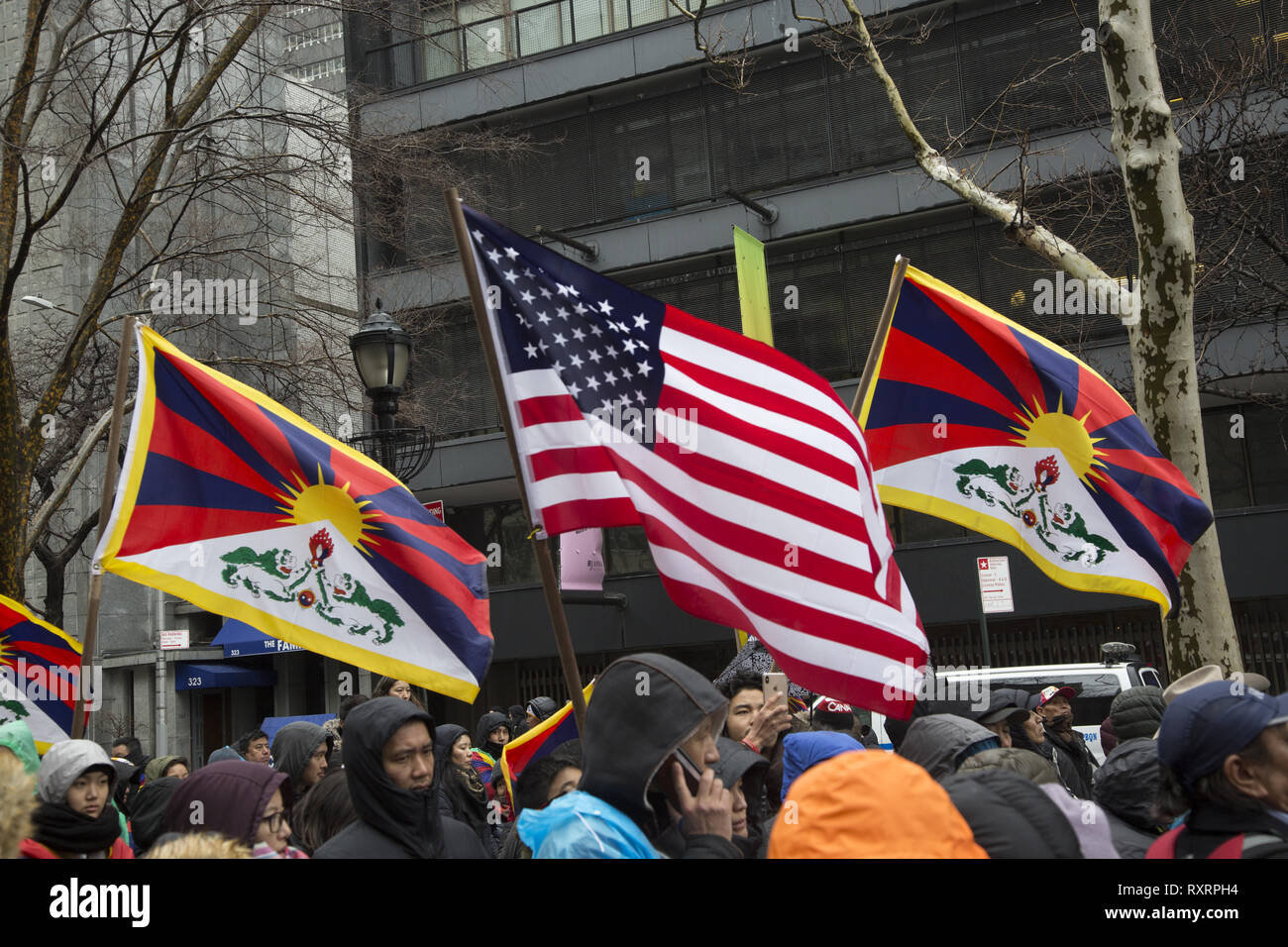 New York, Stati Uniti d'America. 10 mar 2019. Tibetani in esilio si sono riuniti nella città di New York presso le Nazioni Unite il 10 marzo 2019, che segna il sessantesimo anniversario dell'insurrezione tibetana e hanno marciato al Consolato Cinese per protestare contro la continua occupazione del Tibet e la repressione del popolo tibetano e della cultura. Credito: David Grossman/Alamy Live News Foto Stock