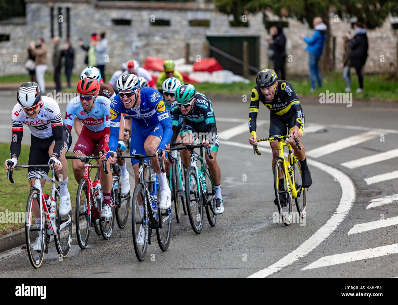 Beulle, Francia - 10 Marzo 2019: il ciclista belga Tim Declercq di fase Deceuninck-Quick Team di equitazione in peloton a Cote de Beulle durante la fase 1 della Parigi-nizza 2019. Foto Stock